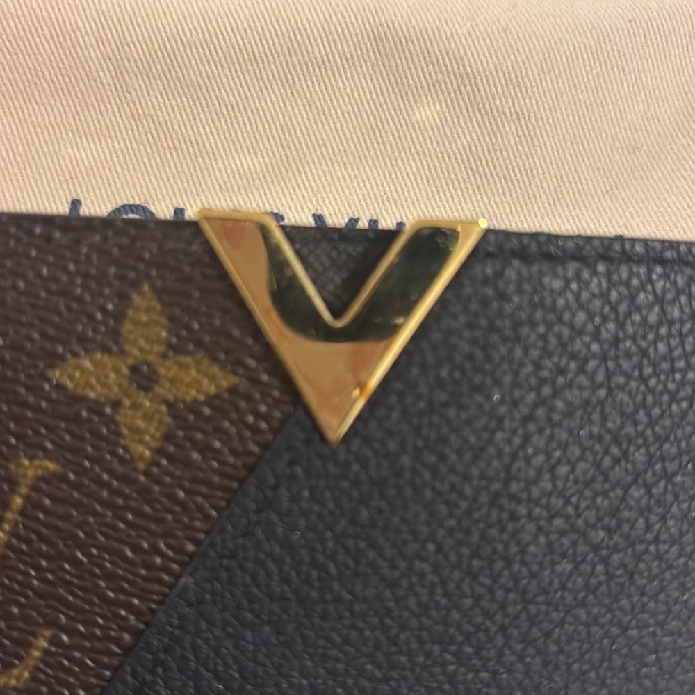 LOUIS VUITTON Porte Cartes Kimono M56173

Monogram women’s noir card case - Picture 2 of 9